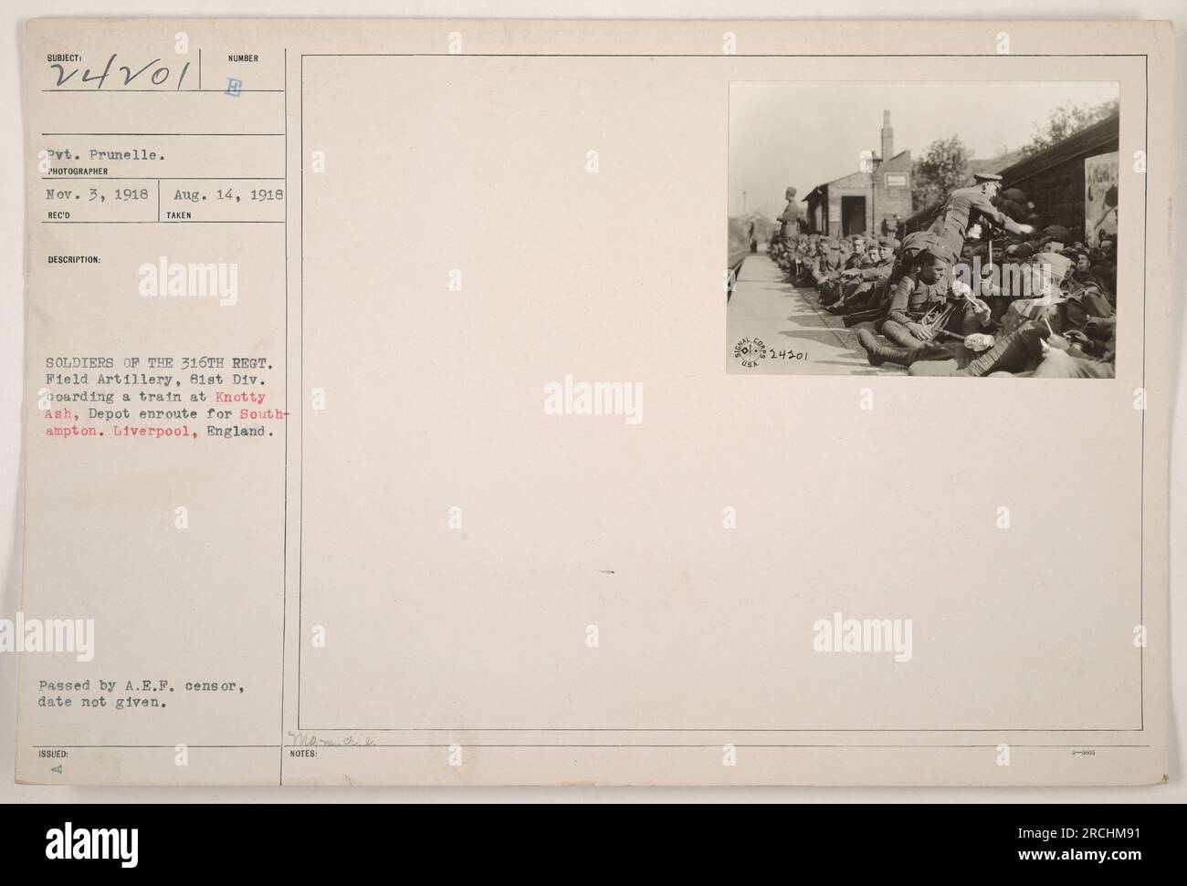 Soldaten des 316. Regiments, Feldartillerie, 81. Division, steigen in einen Zug am Knotty Ash Depot, unterwegs nach Southampton in Liverpool, England. Dieses Foto wurde am 3. November 1918 aufgenommen und passiert den A.E.F.-Zensor. (Fotograf - Pvt. Prunelle) Stockfoto