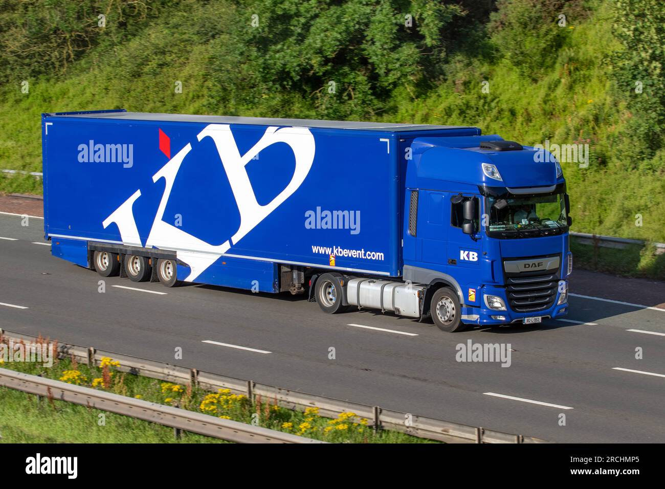 KB Event Transport, Musikveranstaltungen, Ausstellungen, Konzerte und weltweite Stadiontouren DAF-Lieferfahrzeug, das auf der Autobahn M6 im Großraum Manchester fährt Stockfoto