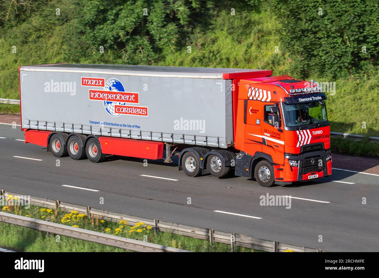 Manx-unabhängige Spediteure; Gütertransportfahrzeuge, Lastwagen, schwere Nutzfahrzeuge, Transport, DAF-Sattelzugmaschine Lkw, Frachtschiff, Fahrzeug, europäische Transportindustrie LKW, M6 in Manchester, Großbritannien Stockfoto