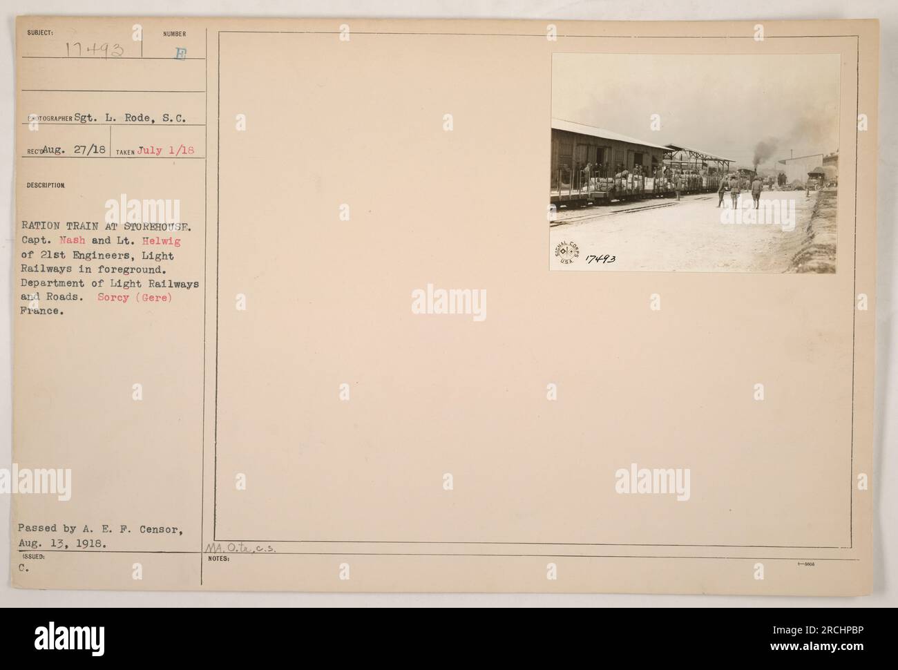 Untertitel: "Ein Rationszug in einem Lagerhaus in Sorcy, Frankreich während des Ersten Weltkriegs. Hauptmann Mash und Lieutenant Helwig von den 21. Ingenieuren, Leichtbahnen, sind im Vordergrund zu sehen. Dieses Foto, aufgenommen von Sergeant L. Rode, S.C., am 1. Juli 1918, wurde am 13. August 1918 vom A.E.F.-Zensor übergeben." Stockfoto
