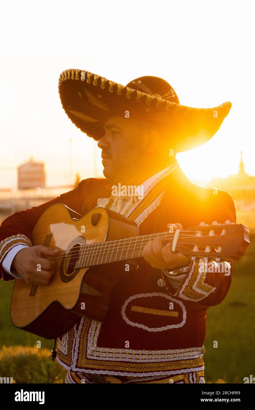 Der mexikanische Musiker Mariachi spielt Gitarre auf einer Stadtstraße. Stockfoto