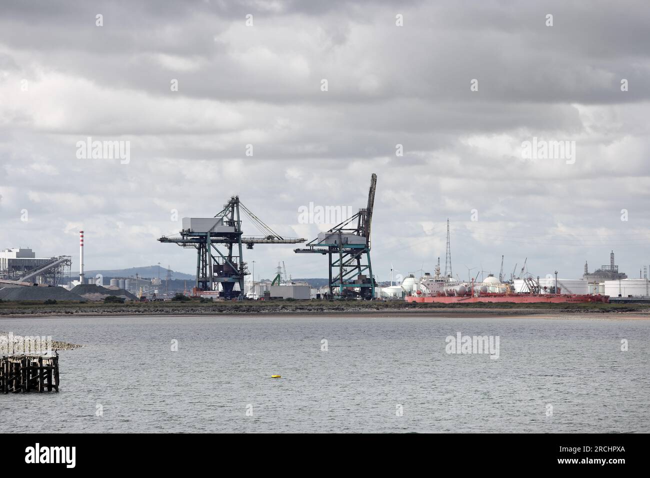 Der Blick von Paddy's Hole auf das Redcar Bulk Terminal und seine schienenmontierten Portalkräne, South Gare, North Yorkshire, Großbritannien Stockfoto