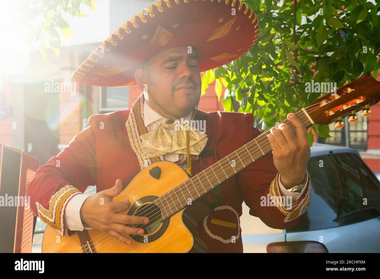 Der mexikanische Musiker Mariachi spielt Gitarre auf einer Stadtstraße. Stockfoto