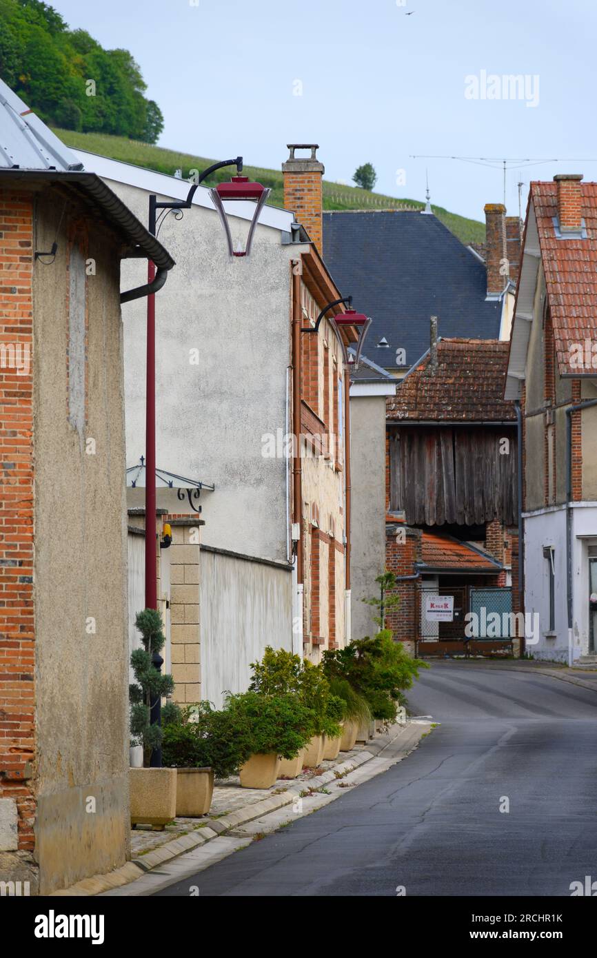 Spaziergang im touristischen alten Dorf Oger Grand Cru, wo Sekt-Champagner hergestellt wird, Frankreich. Stockfoto