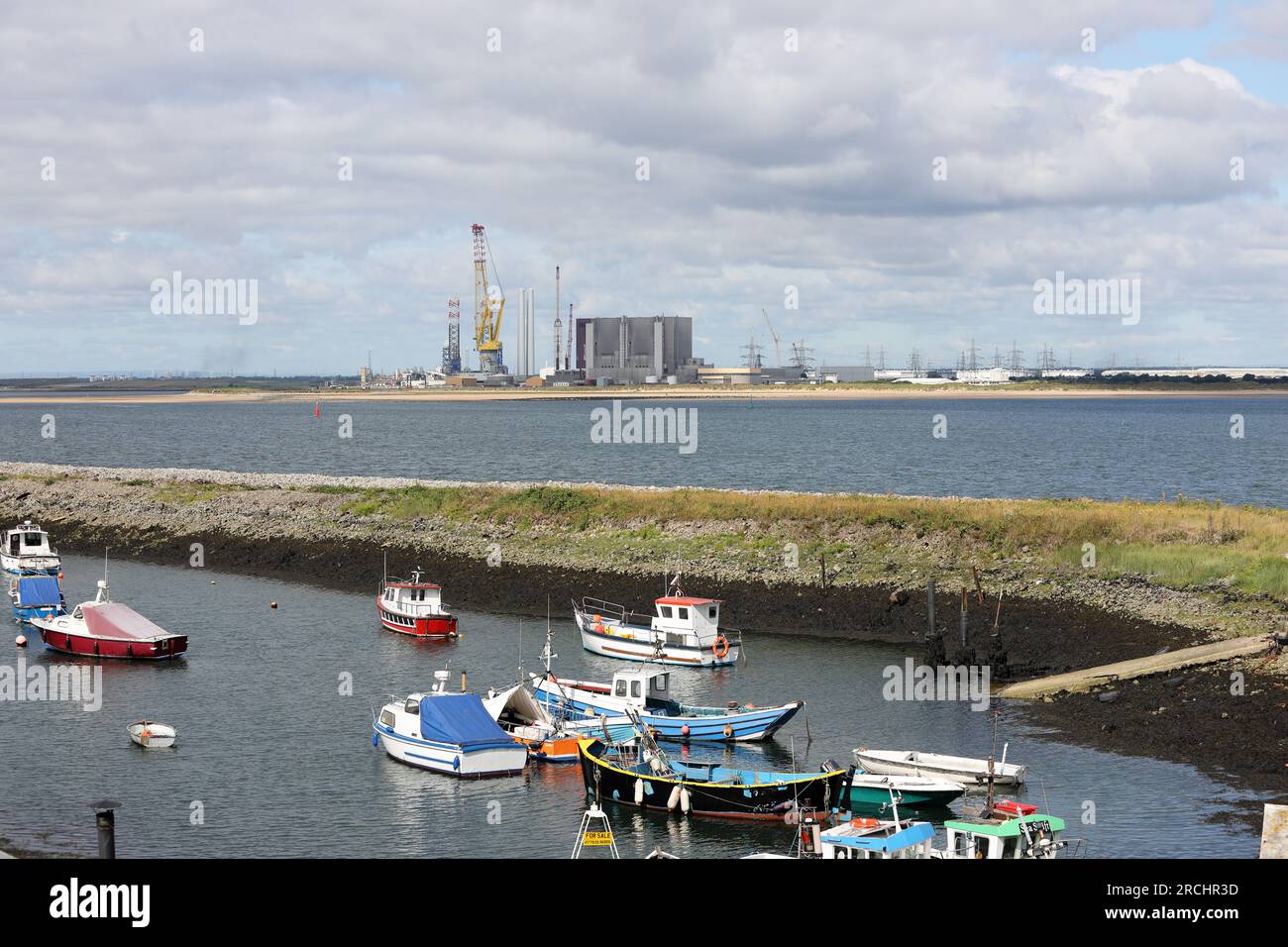 Der Blick von Paddy's Hole auf das Kernkraftwerk Hartlepool und den riesigen Kran des Offshore-Stützschiffs für die Windkraftindustrie, Vo Stockfoto