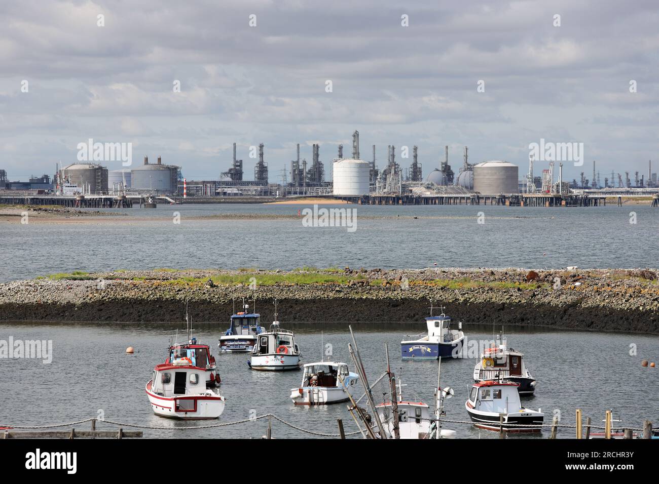 Blick von Paddy's Hole in Richtung des Seal Sands-Industriekomplexes, South Gare, North Yorkshire, Großbritannien Stockfoto