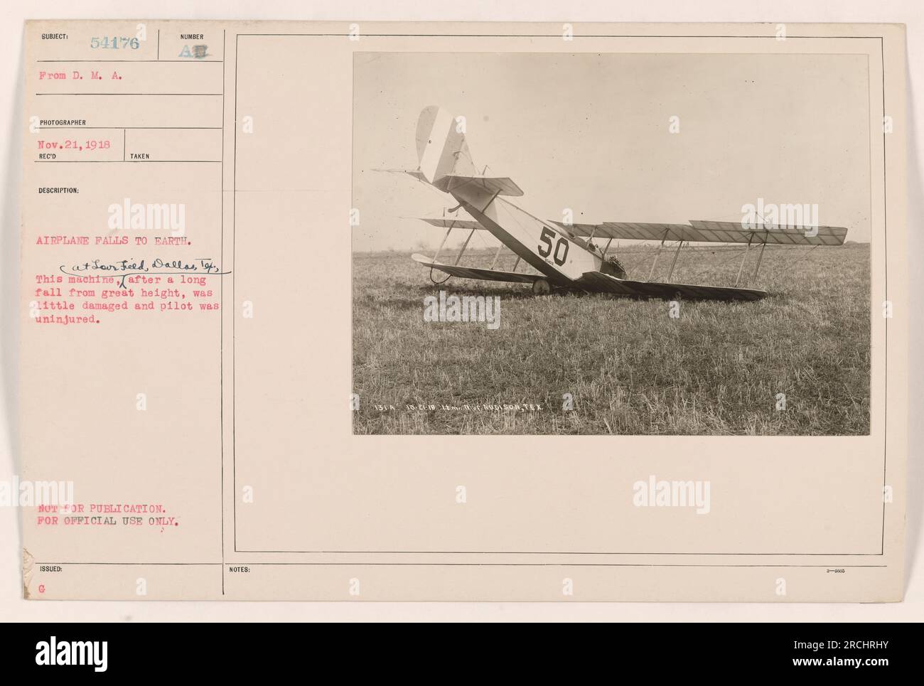 Das Flugzeug fällt in Love Field, Dallas, Texas, auf die Erde. Die Maschine erlitt minimale Schäden und der Pilot wurde nach einem langen Sturz aus großer Höhe nicht verletzt. Foto aufgenommen am 21. November 1918 von DMA-Fotograf 54176. Stockfoto