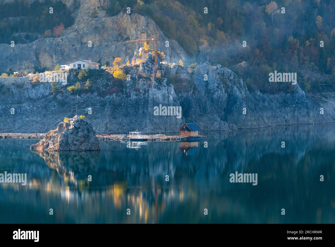 Fischfarm auf einem Bergsee im Herbst Stockfoto