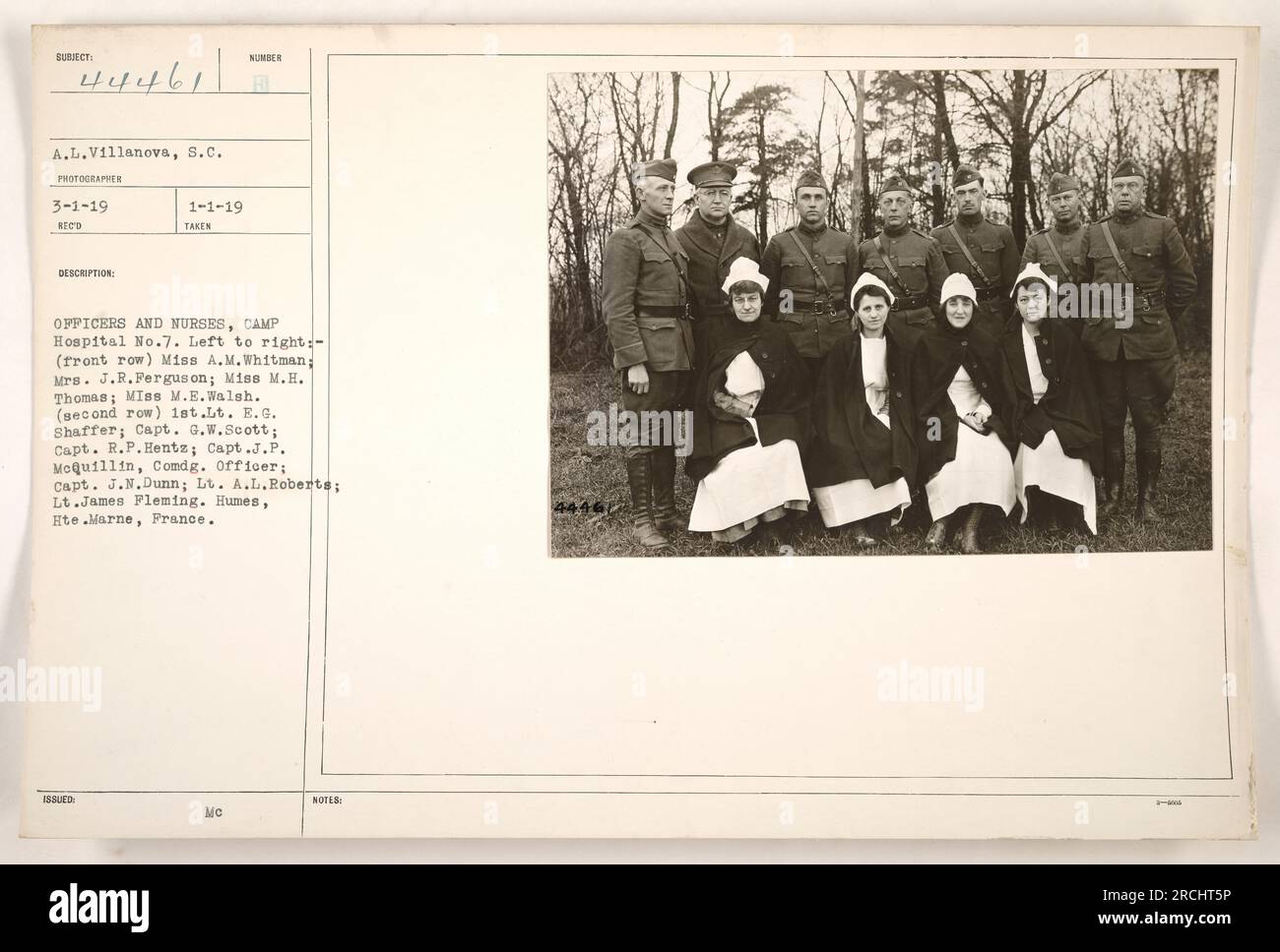 Offiziere und Krankenschwestern des Lagerkrankenhauses Nr. 7 in Humes, hte. Marne, Frankreich, sind auf diesem 1919-Foto abgebildet. Von links nach rechts in der ersten Reihe ist Miss A.M. Whitman, Mrs. J.R. Ferguson, Miss M.H. Thomas und Miss M. E. Walsh. In der zweiten Reihe befinden sich 1. LT. Z. B. Shaffer, Captain G.W. Scott, Kapitän R.P. Hentz, Hauptmann J.P. MoQuillin (befehlshabender Offizier), Kapitän J.N. Dunn, Leutnant A.L. Roberts und LT. James Fleming. Dieses Bild wurde von A.L. aufgenommen Villanova, S.C. und die Nummer des Fotos ist 111-SC-44461. Stockfoto