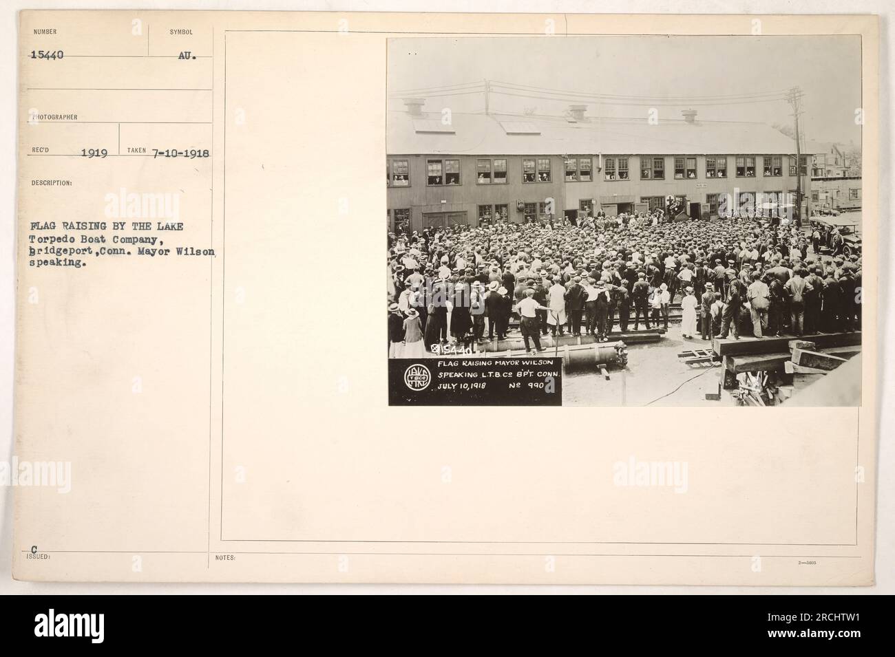 Bürgermeister Wilson spricht während einer Fahnenhebezeremonie bei der Torpedo Boat Company in Bridgeport, Connecticut. Das Foto wurde am 10. Juli 1918 aufgenommen und als Symbol Nummer 15440 ausgegeben. Ein weiteres ähnliches Foto (15441) zeigt Bürgermeister Wilson erneut. Das Foto wurde von RECO aufgenommen und im August 1919 herausgegeben. Stockfoto