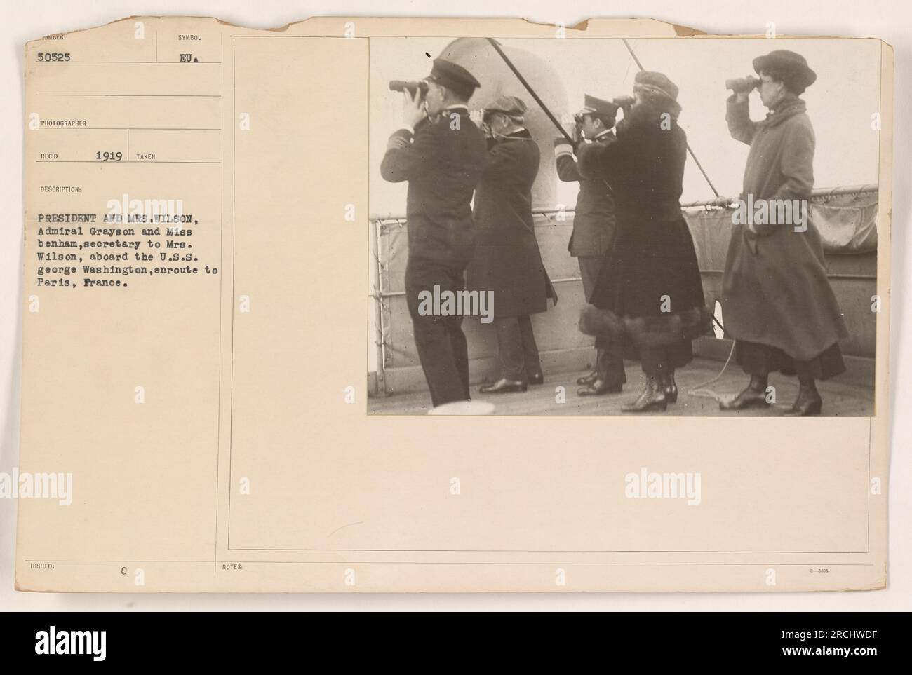 Präsident und Mrs. Wilson, zusammen mit Admiral Grayson und Miss Benham, werden an Bord der U.S.S. gesehen George Washington auf ihrer Reise nach Paris, Frankreich im Jahr 1919. Dieses Foto ist aus einer Sammlung, die die amerikanischen Militäraktivitäten während des Ersten Weltkriegs dokumentiert. Stockfoto