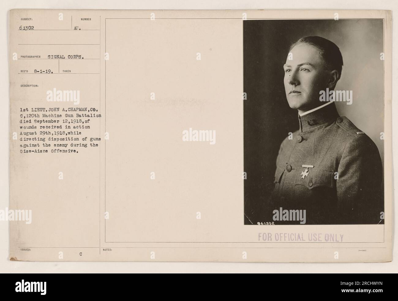 Leutnant John A. Chapman von Co C, 120. Maschinengewehrbataillon, tragisch gestorben am 12. September 1918. Er erlitt seine Wunden am 29. August 1918, als er während der Oise-Aisne-Offensive die Waffen gegen den Feind richtete. Dieses Bild, aufgenommen von einem Signalkorps-Fotografen, erinnert an Lieutenant Chapmans Dienst. Stockfoto