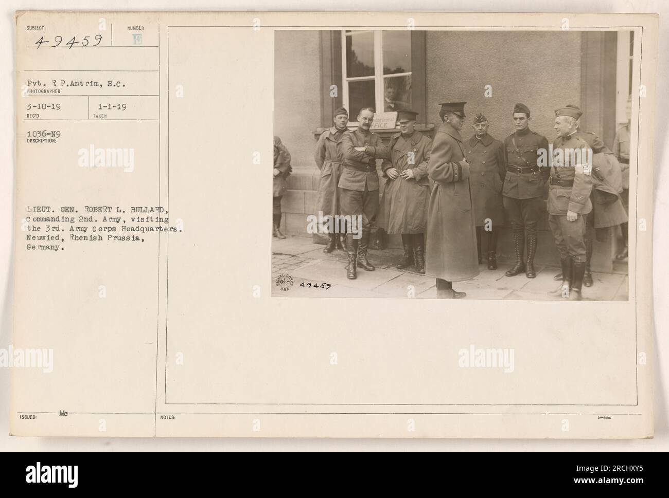 HERR. GEN. ROBERT L. BULLARD, Befehlshaber der 2. Armee, besucht das Hauptquartier des 3. Armeekorps in Neuwied, Rheinpreußen. Auf dem Foto wird ein Moment während seines Besuchs festgehalten. Stockfoto