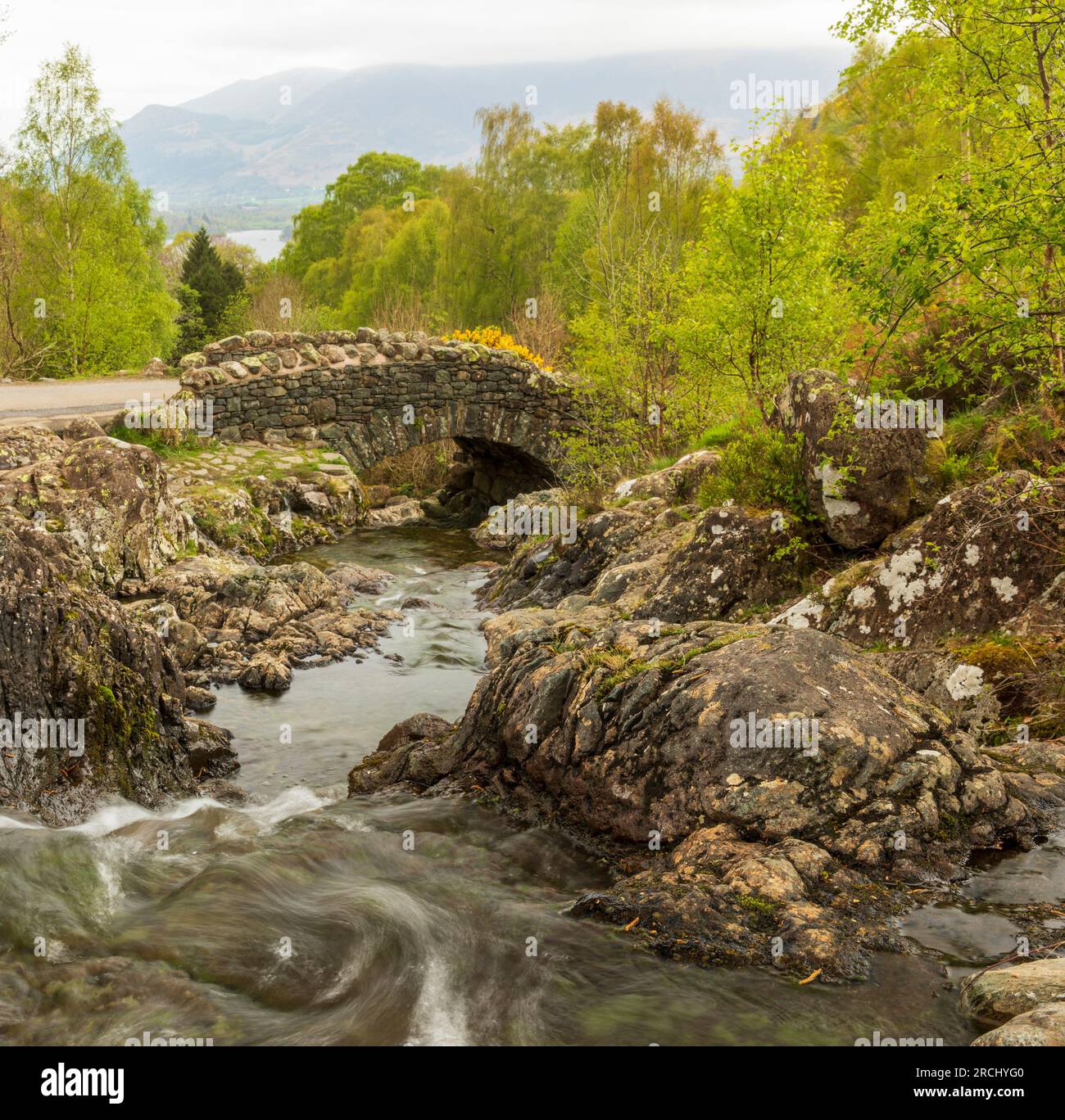 Ashness Bridge in der Nähe von Keswick im Seengebiet Cumbria Nordost England UK Stockfoto