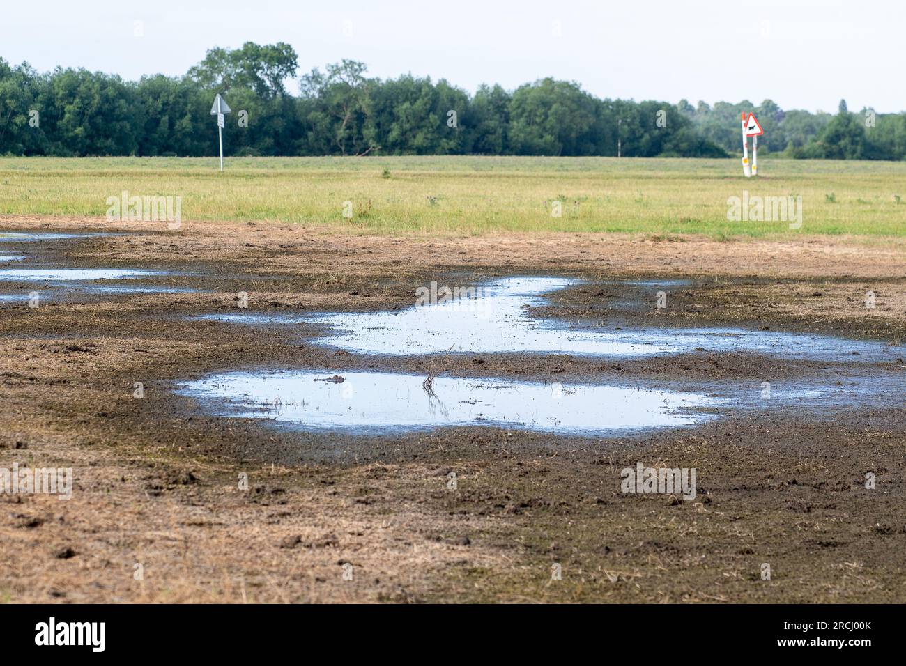 Dorney, Buckinghamshire, Großbritannien. 2. Juli 2023. Flutwasser bleibt auf Dorney Common viel zu der Frustration der Dorfbewohner in Colenorton Crescent im nahe gelegenen Eton Wick. Die Dorfbewohner berichten, dass sie besonders abends einen "Abwassergeruch" bekommen. Das Wasser von der Themse darf in den Graben des Roundmoor neben dem gewöhnlichen abfließen, aber die Überwachung der Ereignisdauer zeigt, dass die letzte Ableitung in den Graben des Roundmoor im Januar war. Ein Teil des Hochwassers beginnt nun zu sinken, aber es war in den letzten Wochen besonders schlimm, obwohl es wenig regnete. Kredit: Maureen Stockfoto