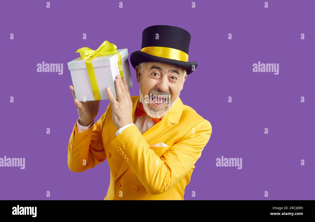 Ein glücklicher, reifer Mann, der eine Geschenkbox in der Hand hält Stockfoto