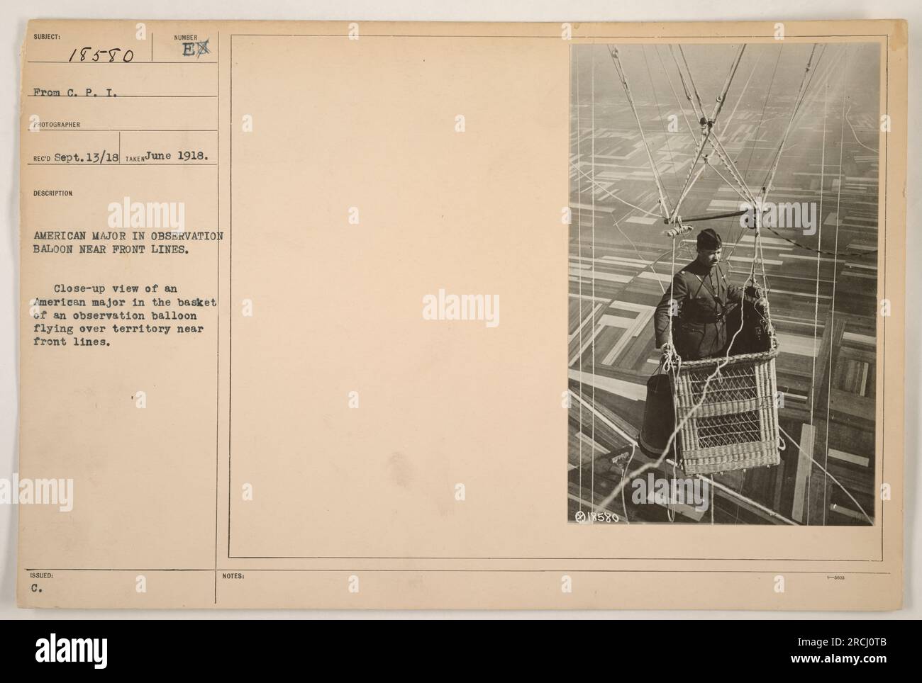 Amerikanischer Major im Beobachtungsballon an der Front im Ersten Weltkrieg. Diese Nahansicht zeigt das Hauptteil im Korb des Ballons und überwacht das Gebiet darunter. Foto wurde im Juni 1918 aufgenommen. Stockfoto