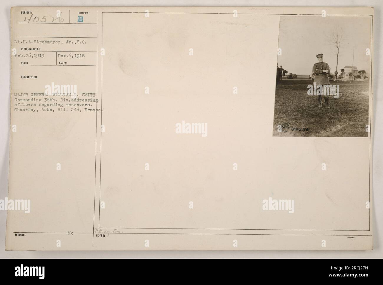 Major General William R. Smith, Commander der 36. Division, spricht mit Offizieren über Manovers in Chaserey, Aube, Hügel 244 in Frankreich. Das Foto wurde am 6. Februar 1918 von Leutnant E. A. Strohmeyer, Jr., aufgenommen und ist Teil der 111-SC-40526-Sammlung aus der Zeit des Ersten Weltkriegs. Stockfoto