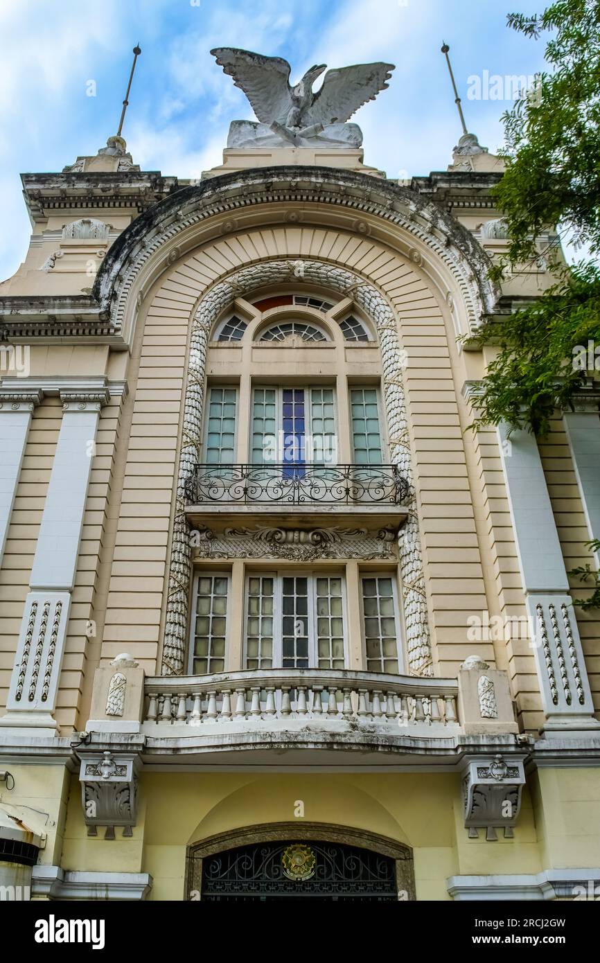 Rio de Janeiro, Brasilien - 15. Juni 2023: Fassade eines alten Gebäudes mit einem großen Bogenfenster und die Skultur eines Adlers in der Hauptstruktur Stockfoto