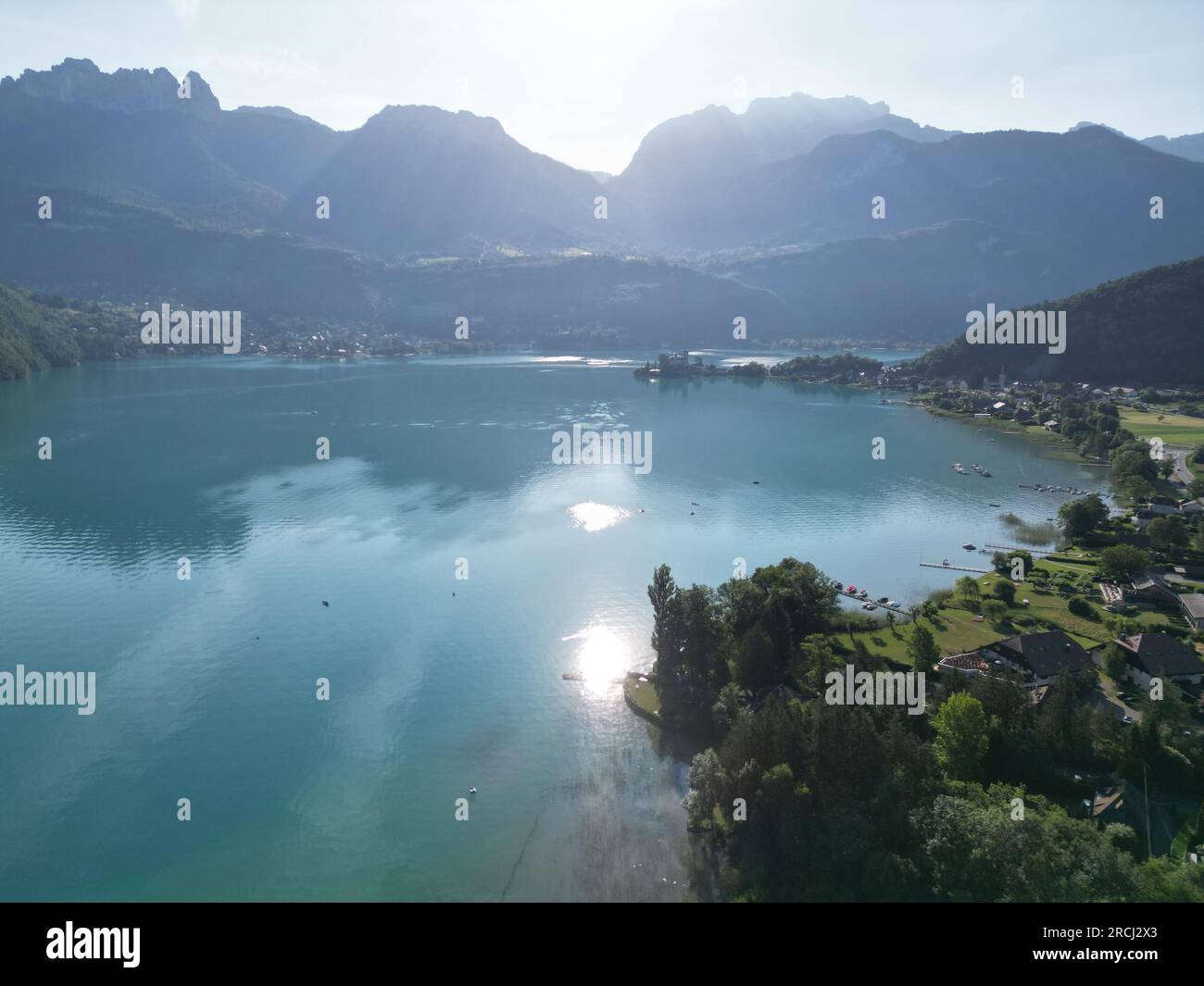 Atemberaubende Morgenlandung über dem See, Annecy, Frankreich Drohne, Luftfahrt Stockfoto