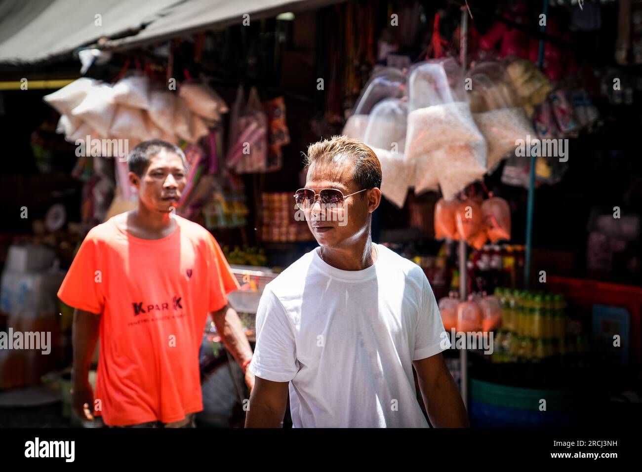 Bangkok, Thailand. 15. Juli 2023. Kunden haben Einkäufe auf einem Wet Market in Khlong Toey gesehen. Kredit: SOPA Images Limited/Alamy Live News Stockfoto