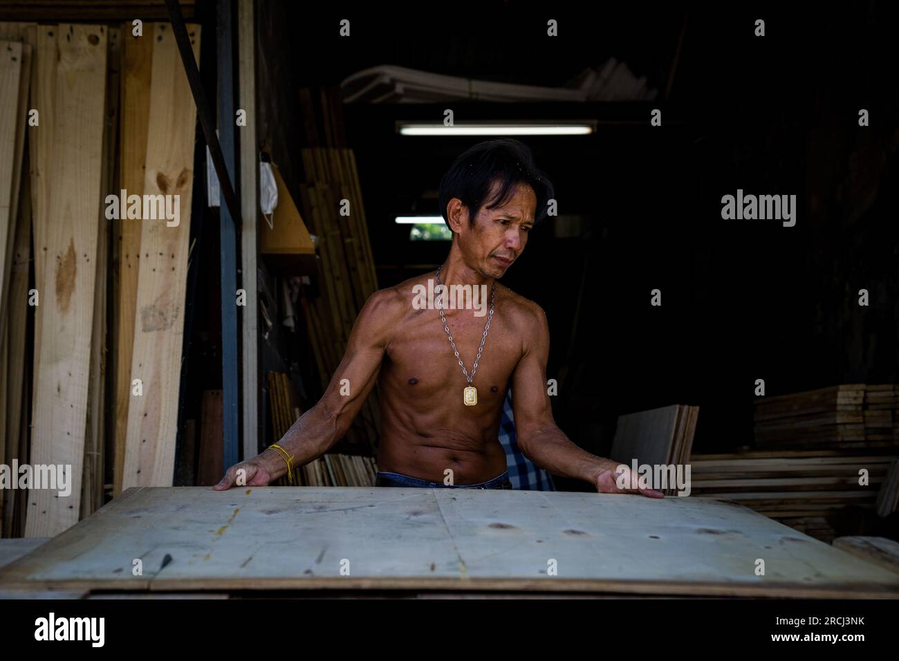 Bangkok, Thailand. 15. Juli 2023. Ein Holzarbeiter bereitet seine Tischsäge in einem Laden in der Nähe von Khlong Toey vor. Kredit: SOPA Images Limited/Alamy Live News Stockfoto