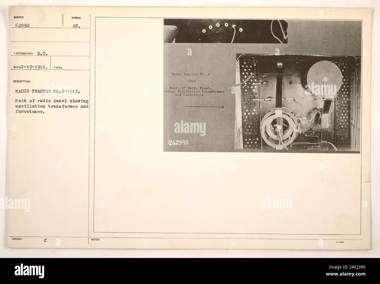 Rückansicht des Radiotraktors Nr. 2-1915, fotografiert von S.C. Empfehlung am 19. Februar 1921. Die Abbildung zeigt die Rückseite des Radiotafels mit dem Oszillationstransformator und der Induktivität mit dem Homber 062590-Symbol. Dies ist eine Beschreibung für den Funktraktor Nr. 2-1915. Stockfoto