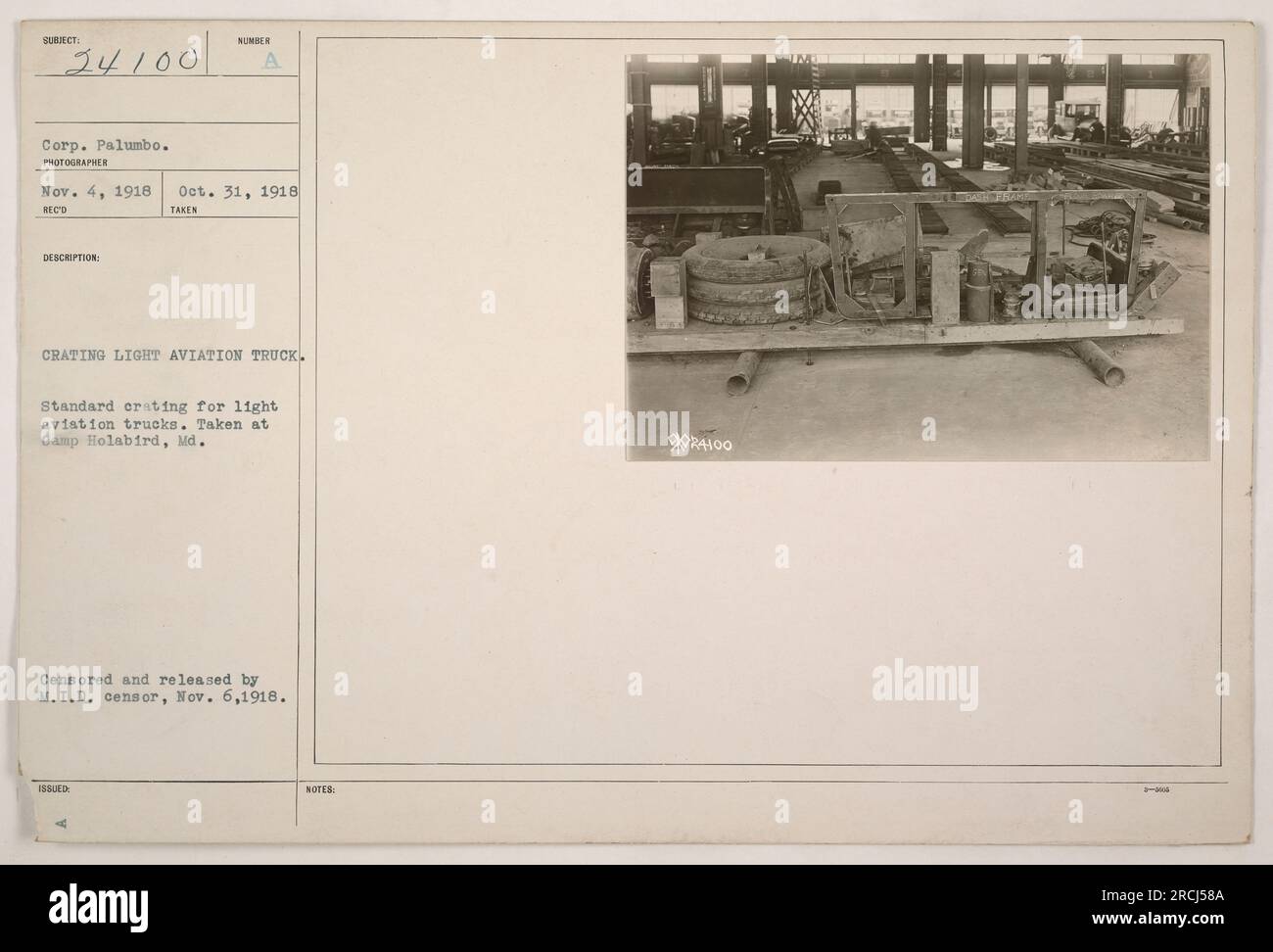 Corporal Palumbo führt am 31. Oktober 1918 sumber-Kisten in einem leichten Flugzeug-Truck in Camp Holabird, Maryland, auf. Das Foto wurde von einem Fotografen namens Corp. Aufgenommen Palumbo am 4. November 1918. Das Bild wurde zensiert und am 6. November 1918 vom M.I.D. Zensor veröffentlicht. Das Bild ist Teil der Sammelnotizen unter Nummer 9024100. Stockfoto