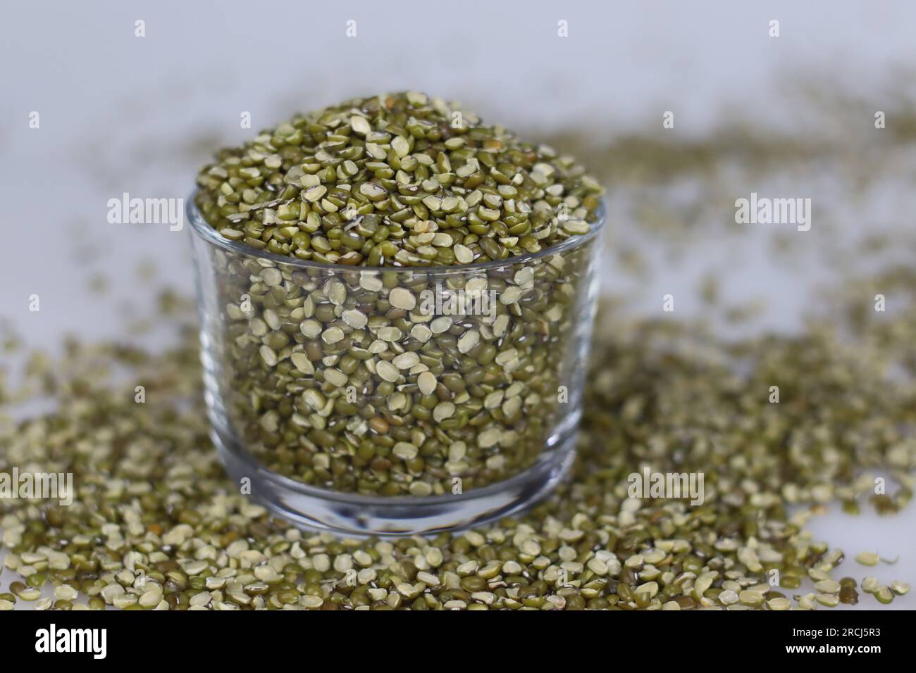 Spaltmungbohnen mit Haut ist ein Hülsenfrüchte mit grüner Haut. Es ist auch als Vigna Radiata bekannt. Es ist sehr nahrhaft mit Protein, Antioxidantien, Phyton Stockfoto