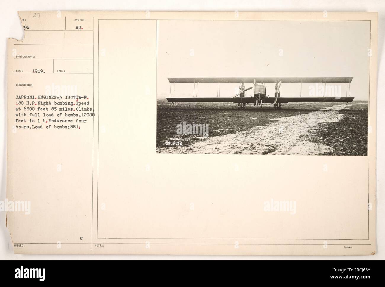 Foto eines Caproni-Bomberflugzeugs, aufgenommen 1919. Das Flugzeug ist mit drei Isotta-Fraschini-Triebwerken ausgestattet, die jeweils 180 PS. Das Bild zeigt das Flugzeug, das in eine Nachtbombenmission verwickelt ist. Er kann eine Geschwindigkeit von 85 Meilen in einer Höhe von 6500 Fuß erreichen. Mit einer vollen Ladung von Bomben kann es in einer Zeitspanne von 1 Stunde bis zu 12000 Fuß erklimmen. Das Flugzeug hat eine Lebensdauer von vier Stunden und kann eine Nutzlast von 881 Bomben tragen. Laut Brorsz. Stockfoto