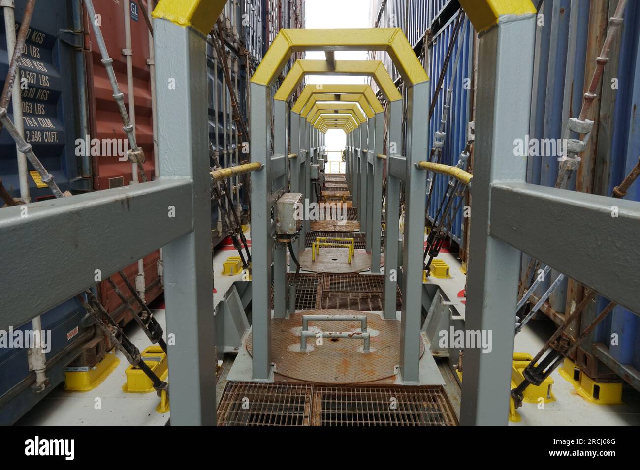 Durch Metallkonstruktionen auf dem Containerschiff geschütztes Cross-Deck. Stockfoto