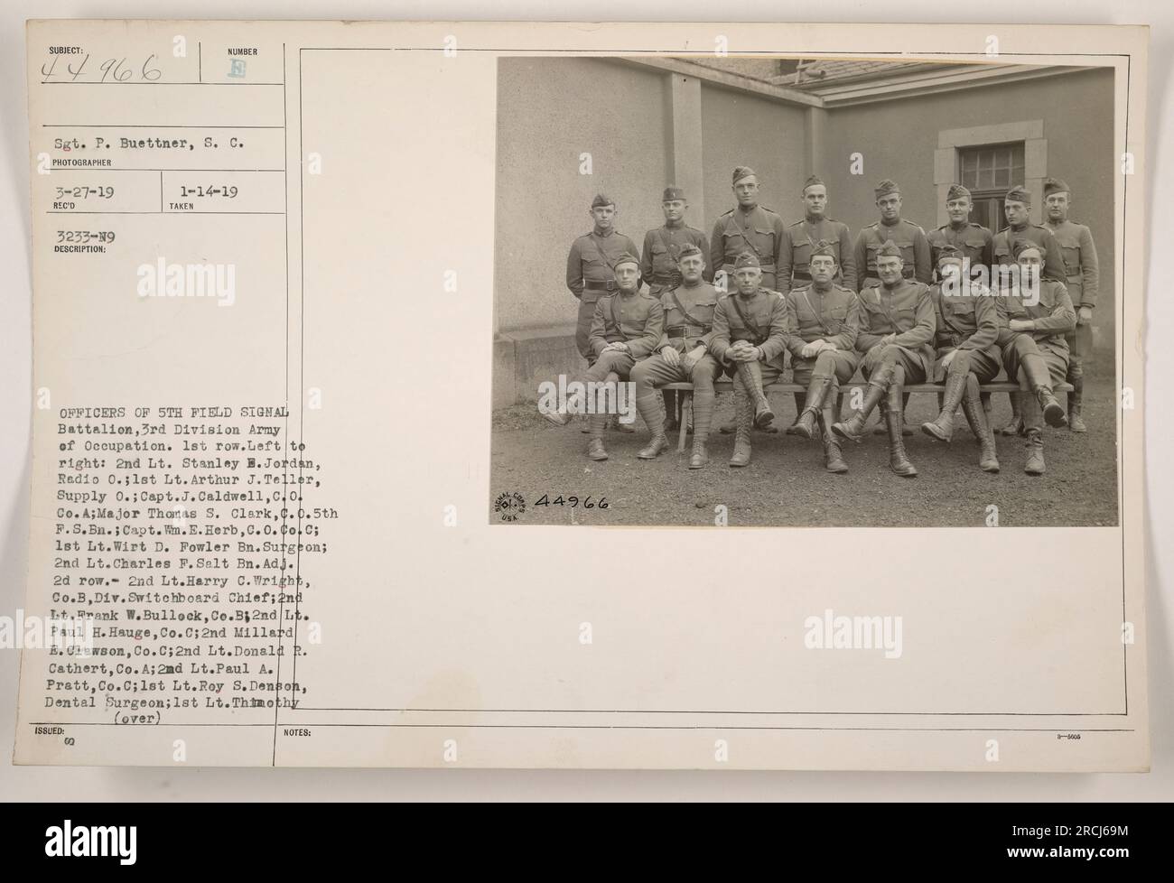 Offiziere des 5. Feldsignalbataillons, Besatzungsarmee der 3. Division. Erste Reihe, links nach rechts: 2. LT. Stanley B. Jordan, 1. LT. Arthur J. Teller, Capt. J. Caldwell, Major Thomas S. Clark, Capt. W.E. Herb, 1. LT. Wirt D. Fowler, 2. LT. Charles F. Salt. Zweite Reihe: 2. LT. Harry C. Wright, LT. Frank W. Bullock, 2. LT. Paul H. Hauge, 2. LT. Millard E. Clawson, 2. LT. Donald R. Cathert, 2. LT. Paul A. Pratt, 1. LT. Roy S. Denson. Stockfoto
