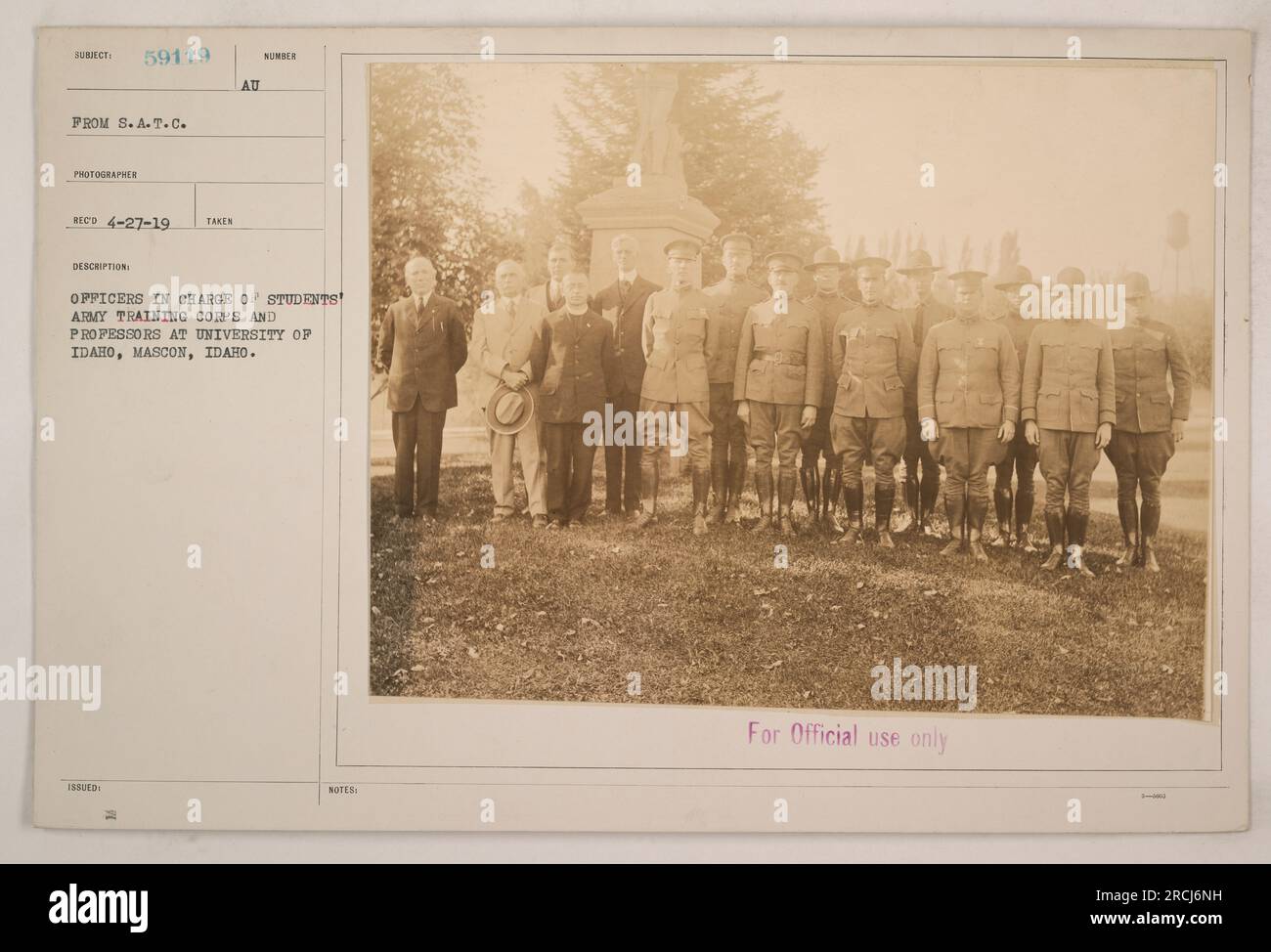 Offiziere, die für das Ausbildungskorps der Students' Army verantwortlich sind, und Professoren an der Universität von Idaho, posieren für ein Foto in Mascon, Idaho. Dieses Bild wurde nur zur offiziellen Verwendung von einem S.A.T.C. Fotografen an einem unbekannten Datum aufgenommen. Die Themen scheinen militärische Aktivitäten während des Ersten Weltkriegs zu diskutieren." Stockfoto