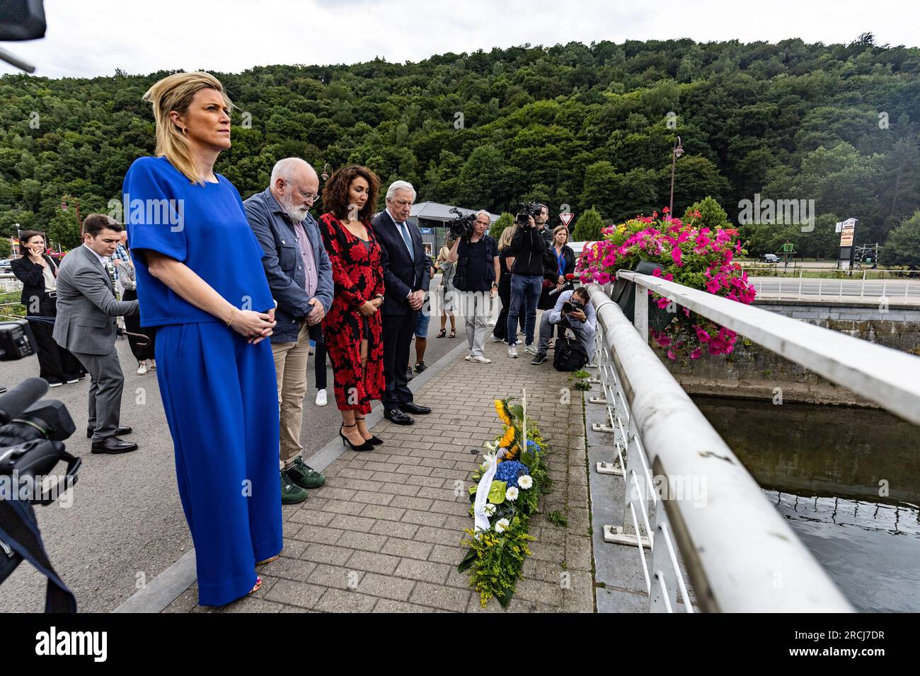 Innenministerin Annelies Verlinden, erster Vizepräsident der Europäischen Kommission Frans Timmermans, Vizepräsident Walloniens Christie Morreale und Bundesministerin und Bürgermeister von Chaudfontaine Daniel Bacquelaine, bildeten dies bei einem Besuch in der Region der Überschwemmungen von 2021 in Chaudfontaine am Samstag, dem 15. Juli 2023. Am 14. Und 15. 2021. Juli strömten mehrere wallonische Gemeinden, vor allem in den Provinzen Lüttich, Namur und Luxemburg, in einen echten Sturm. Etwa 100.000 Menschen waren von dieser Katastrophe betroffen, bei der 39 Menschen ums Leben kamen. Zwischen 45.000 und 55.000 Wohnungen und mehr als 10.000 Fahrzeuge wurden beschädigt Stockfoto