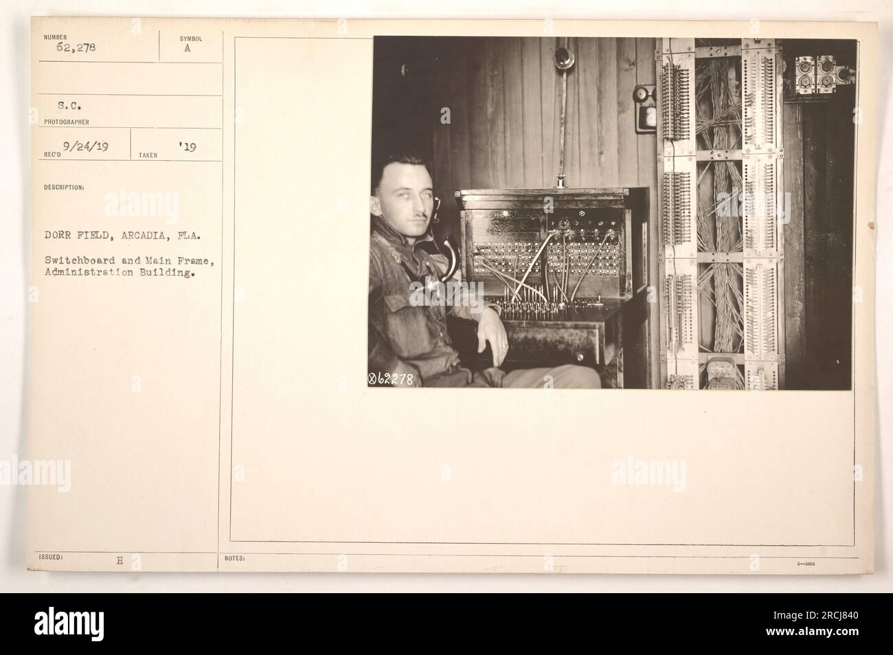 Bild der Telefonzentrale und des Hauptrahmens im Verwaltungsgebäude von Dorr Field in Arcadia, Florida während des Ersten Weltkriegs. Das Foto wurde am 24. September 1919 von einem unbekannten Fotografen aufgenommen. Das Bild ist Teil der Sammlung „Fotos amerikanischer Militäraktivitäten“. Stockfoto