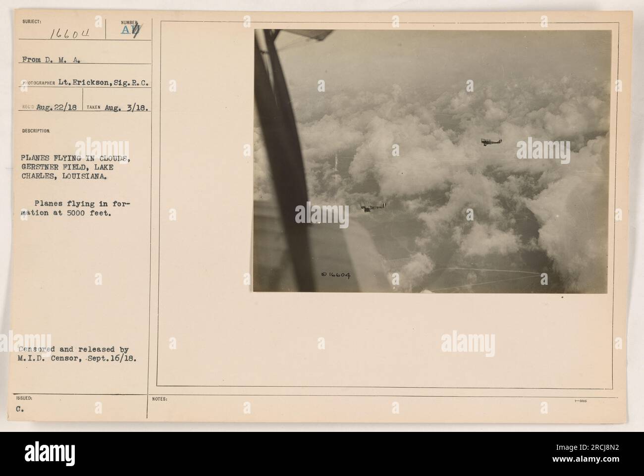 Flugzeuge, die von Gerstner Field in Lake Charles, Louisiana, starten, werden in den Wolken fliegen gesehen. Leutnant Erickson vom Signal Reserve Corps machte das Foto am 3. August 1918. Das Bild wurde am 16. September 1918 vom Zensor der Abteilung militärischer Nachrichtendienst zur Veröffentlichung freigegeben. Stockfoto