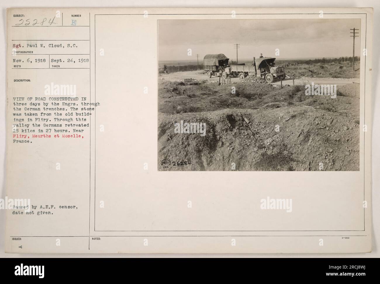 'Blick auf eine Straße, die in drei Tagen durch deutsche Gräben von Ingenieuren gebaut wurde. Der Stein wurde aus alten Gebäuden in Fliry entnommen. Diese Straße wurde von den Deutschen während ihres Rückzugs genutzt und umfasste 25 Kilometer in 27 Stunden. In der Nähe von Fliry, Meurthe et Moselle, Frankreich. Foto aufgenommen am 24. September 1918. Stockfoto