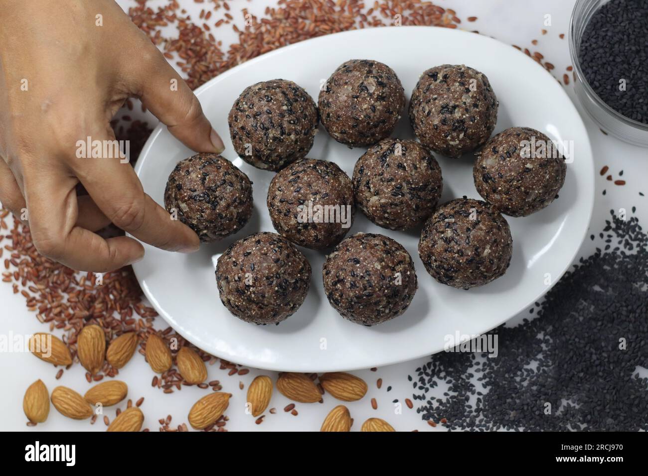 Navara bis laddu. Süße Kugel aus geröstetem und gemahlenem navara-Reis, gerösteten Sesamsamen, Ziegenfleisch und geriebener Kokosnuss mit Kardamomgeschmack. Gesund Stockfoto