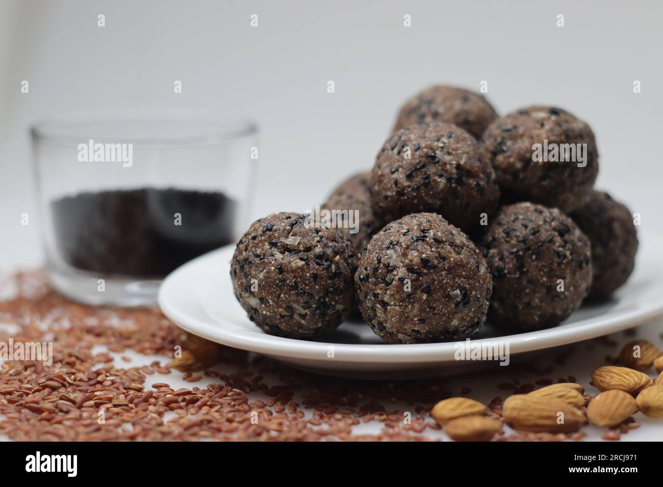 Navara bis laddu. Süße Kugel aus geröstetem und gemahlenem navara-Reis, gerösteten Sesamsamen, Ziegenfleisch und geriebener Kokosnuss mit Kardamomgeschmack. Gesund Stockfoto