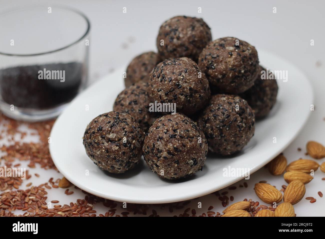 Navara bis laddu. Süße Kugel aus geröstetem und gemahlenem navara-Reis, gerösteten Sesamsamen, Ziegenfleisch und geriebener Kokosnuss mit Kardamomgeschmack. Gesund Stockfoto
