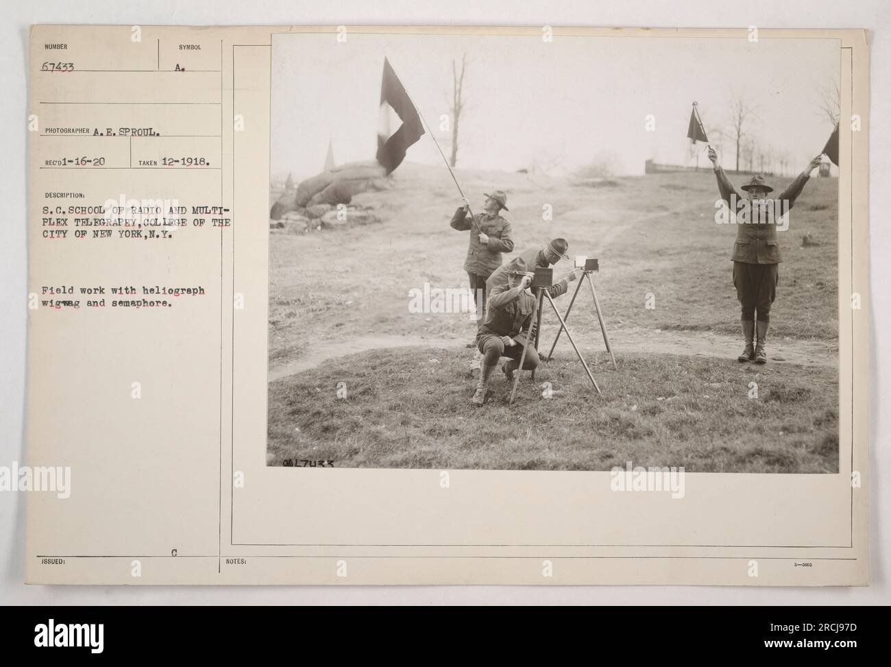 Eine Gruppe von Militärangehörigen der S.C. Die School of Radio und Multiplex Telegraphy am College of the City of New York, die Außendienst betreiben. Sie werden mit Hilfe der Heliograph-, WIG-Wag- und Semaphore-Kommunikationsmethoden gesehen. Dieses Foto wurde im Dezember 1918 aufgenommen. Stockfoto