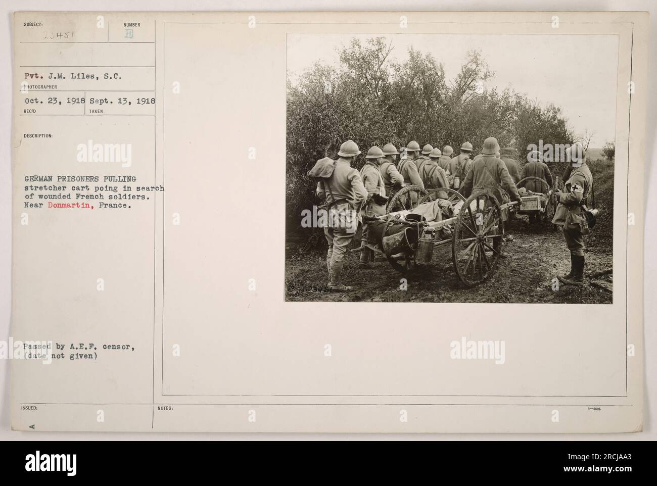 Deutsche Gefangene, die auf der Suche nach verwundeten französischen Soldaten in Donmartin, Frankreich, eine Trage ziehen. Foto aufgenommen am 13. September 1918 von Pvt. J.M. Liles, S.C. Bild Nummer 23451 aus der Sammlung „Fotos amerikanischer Militäraktivitäten während des Ersten Weltkriegs“. Stockfoto