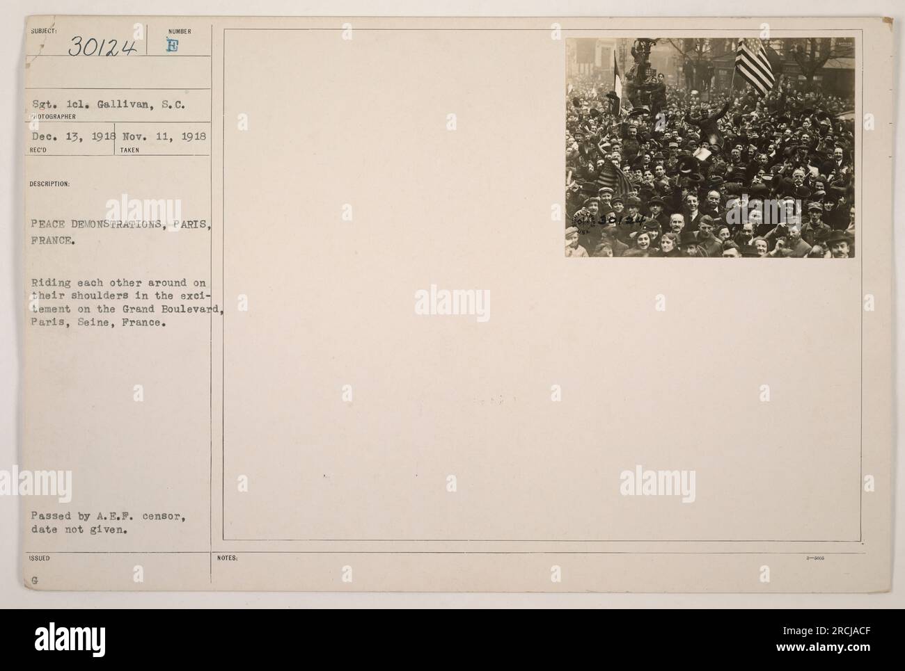 Soldaten feiern das Ende des Ersten Weltkriegs in Paris, Frankreich. Man sieht, wie sie sich auf ihren Schultern entlang des Grand Boulevard tragen. Dieses Foto wurde am 11. November 1918 während Friedensdemonstrationen aufgenommen. Das Bild wurde von Sergeant 1cl aufgenommen. Gallivan, hat dem Fotografen die Nummer 30124 zugeteilt. Sie wurde später am 13. Dezember 1918 empfangen und vom A.E.F.-Zensor verabschiedet. Stockfoto