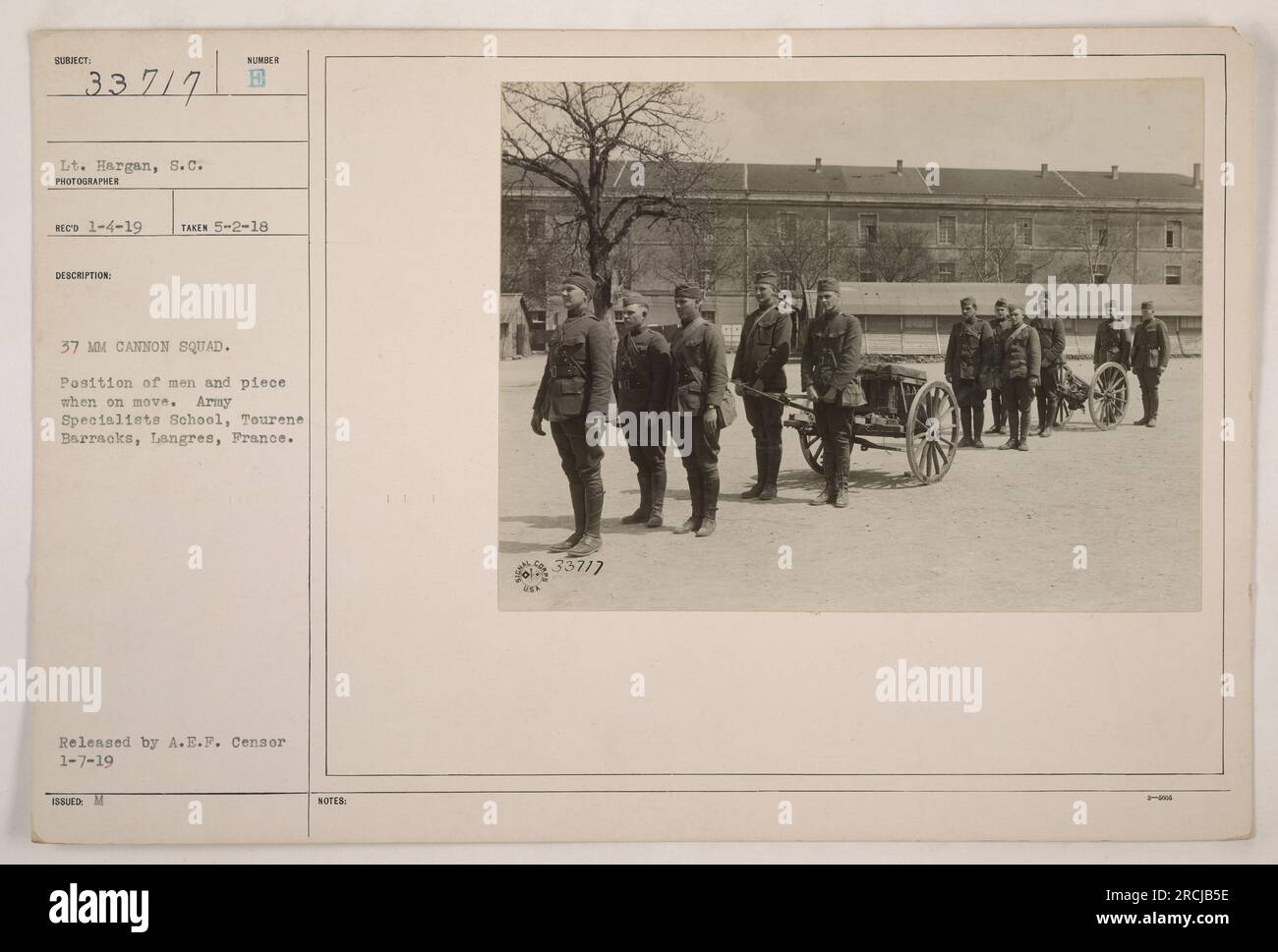 Leutnant Hargan vom Signalkorps ist auf diesem Foto vom 2. Mai 1918 zu sehen. Das Bild zeigt eine Gruppe von Soldaten, die eine 37-mm-Kanone bedienen. Das Foto wurde in der Army Specialists School in Tourene in Langres, Frankreich, aufgenommen. Dieses Bild wurde am 7. Januar 1919 vom A.E.F.-Zensor veröffentlicht. Stockfoto