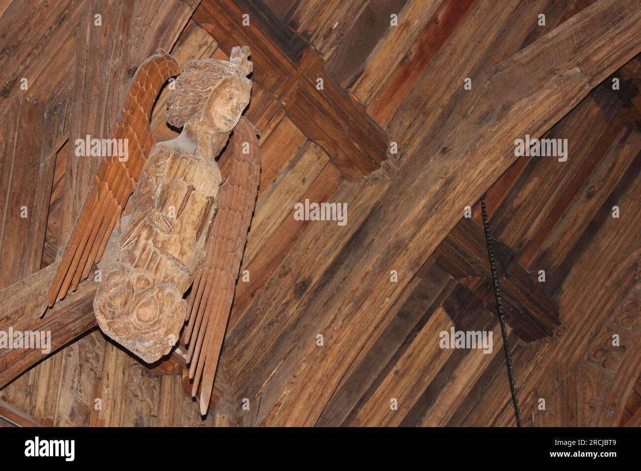 Holzengel auf dem Dach der St Mary's Church, Cilcain, Flintshire Wales - ein denkmalgeschütztes Gebäude Stockfoto