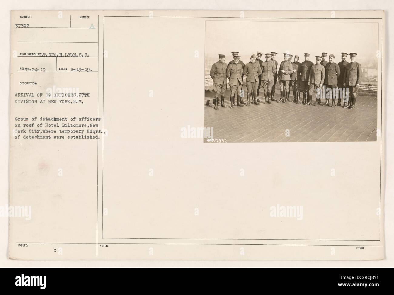 Eine Gruppe von 19 Beamten der 27. Division trifft am 19. Februar 1919 im Hotel Biltmore in New York City ein. Dieses Foto zeigt die Offiziere auf dem Dach des Hotels, das als provisorisches Hauptquartier für ihre Einheit diente. Bildreferenz: 111-SC-37392. Stockfoto
