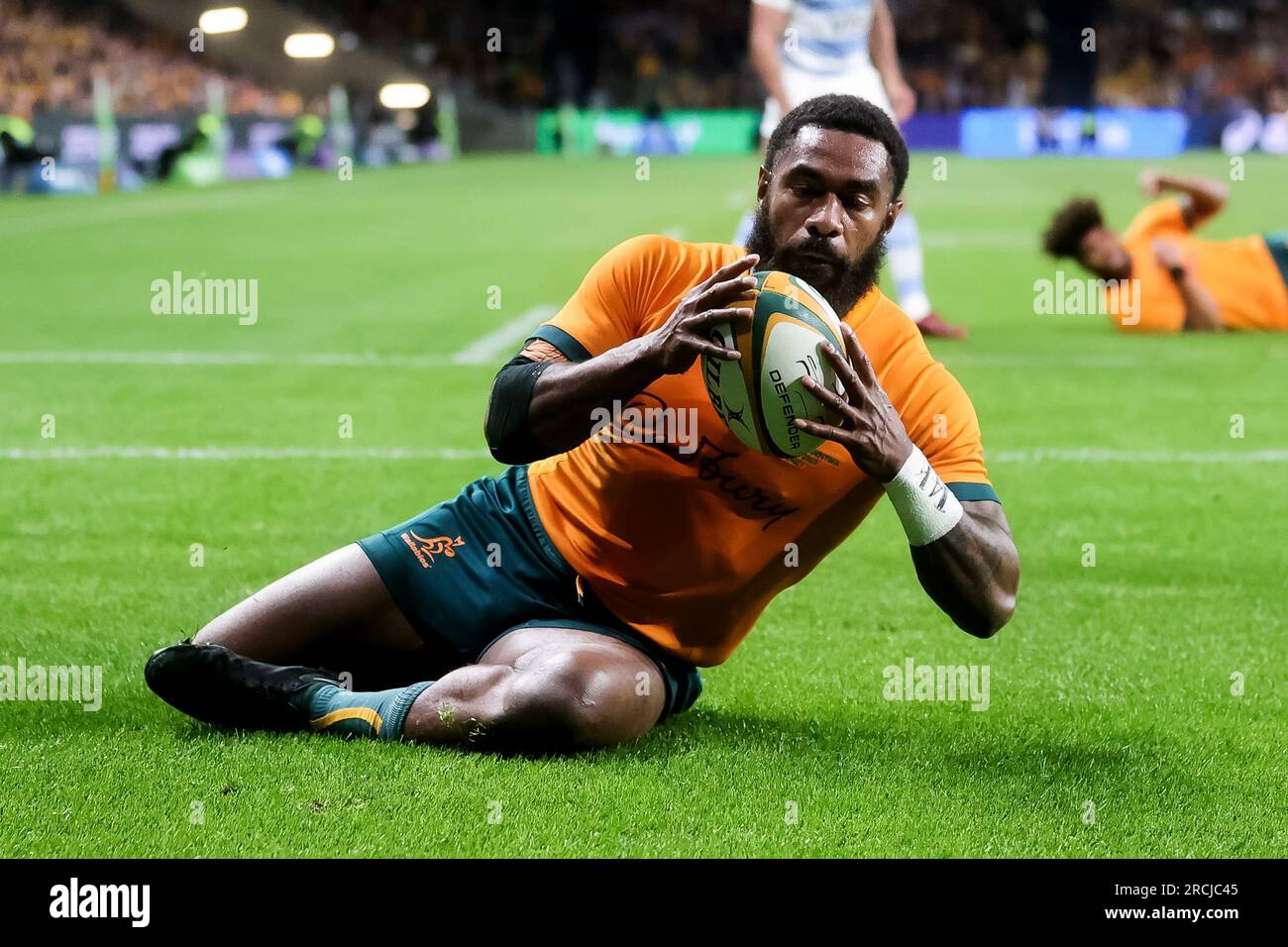 Sydney, Australien, 15. Juli 2023. Marika Koroibete von Wallabies fängt den Ball in seiner Versuchslinie während des Rugby Championship-Spiels zwischen Australien und Argentinien im CommBank Stadium am 15. Juli 2023 in Sydney, Australien. Kredit: Pete Dovgan/Speed Media/Alamy Live News Stockfoto