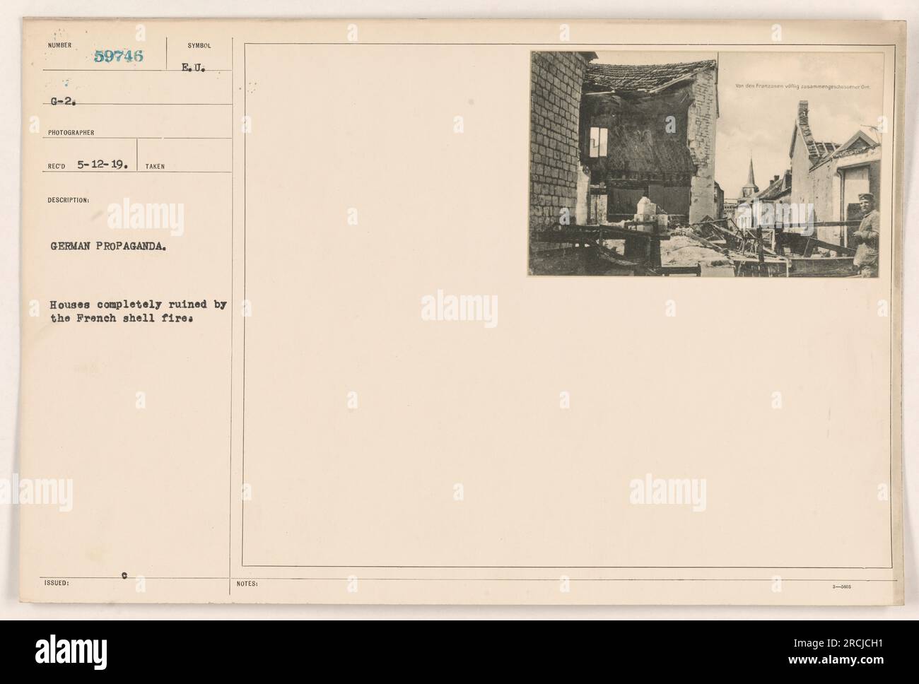 Deutsches Propagandabild, das Häuser zeigt, die während des Ersten Weltkriegs durch französische Schusswaffen zerstört wurden. Das Foto trägt die Bezeichnung „NUMMER 7 G-2“, aufgenommen von Fotograf 59746 an einem Datum, das als 5-12-19 angegeben ist. Die Bildunterschrift besagt, dass dieses Foto Teil der deutschen Propaganda war und mit dem Symbol EU gekennzeichnet war Die Ruinen der Häuser sind auf dem Bild deutlich sichtbar. Weitere Hinweise weisen darauf hin, dass dieses Bild am 3- [Field Cut off] (Feldschnitt) empfangen wurde. Stockfoto