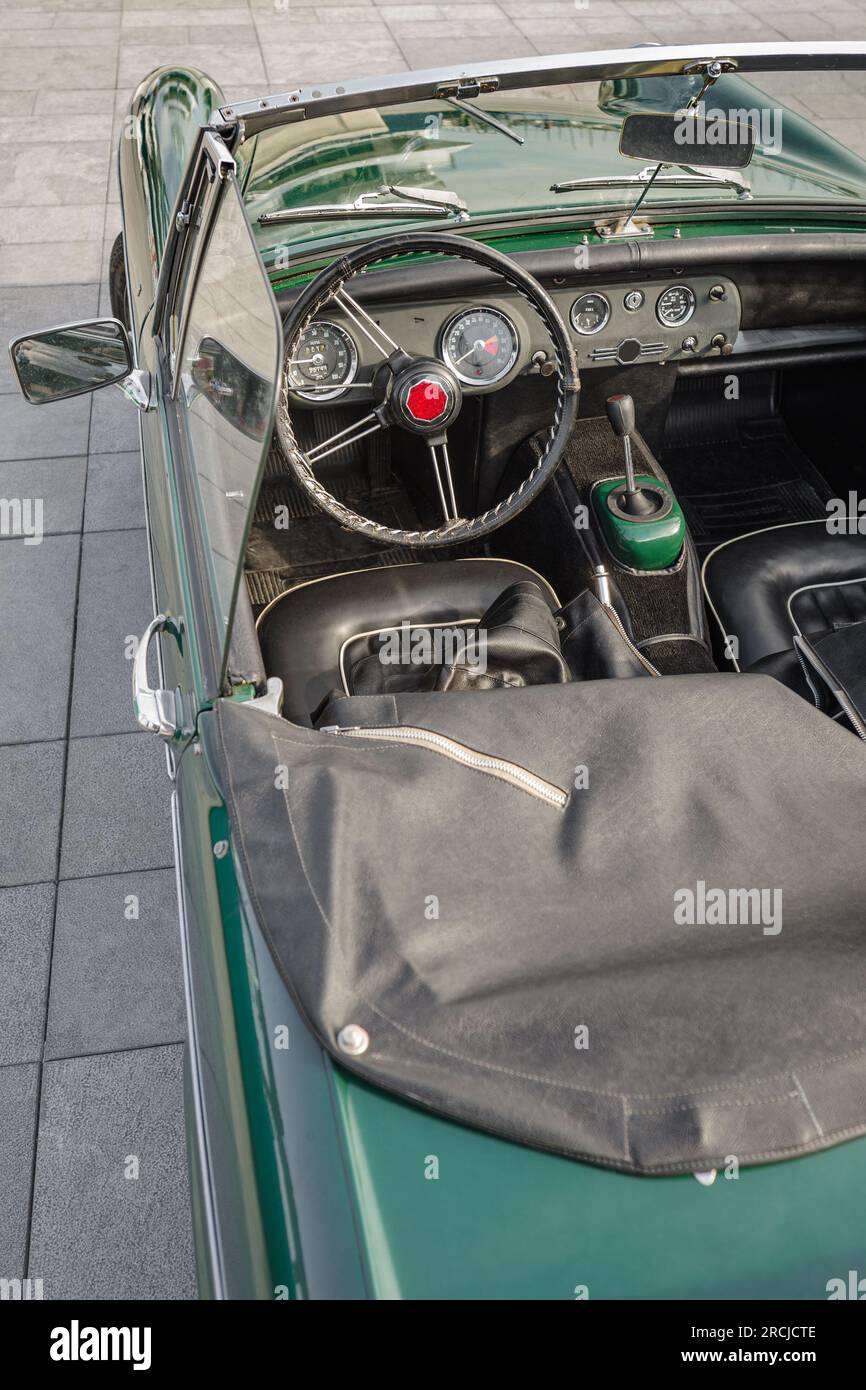 Nahaufnahme des Innenraums eines MG Classic-Autos, das während der Razzia von Oldtimern in einer Straße geparkt wurde Stockfoto