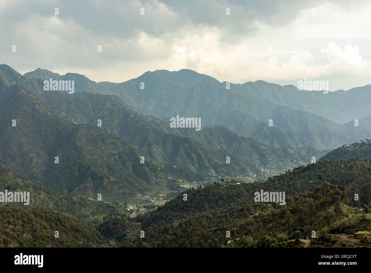 Wunderschöner Landschaftsblick auf die Berge im Buner-Tal Stockfoto